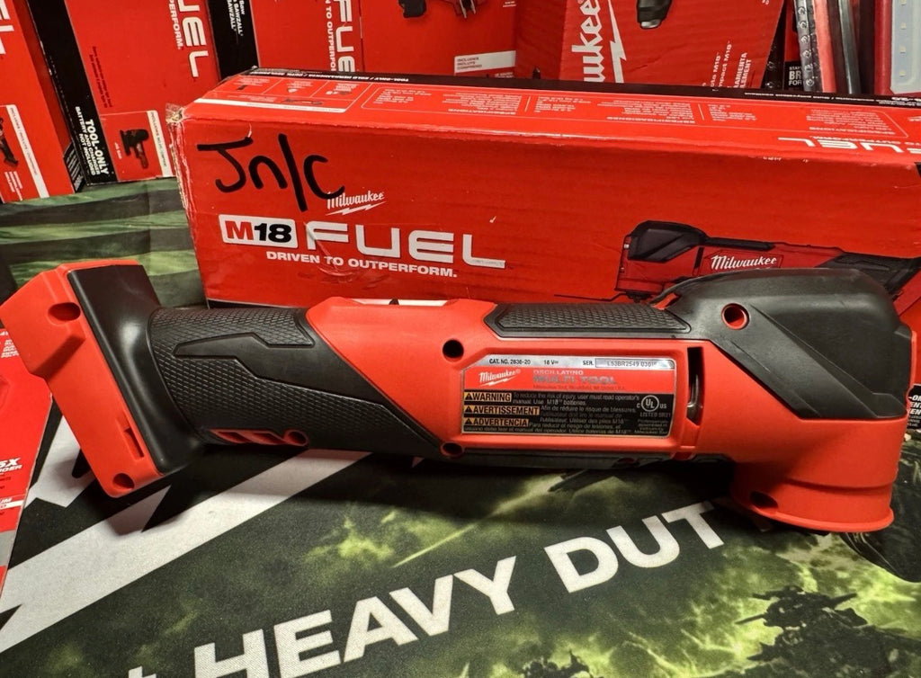 Milwaukee M18 FUEL™ Oscillating Multi-Tool + 8 részes Multi-Tool Blade Kit