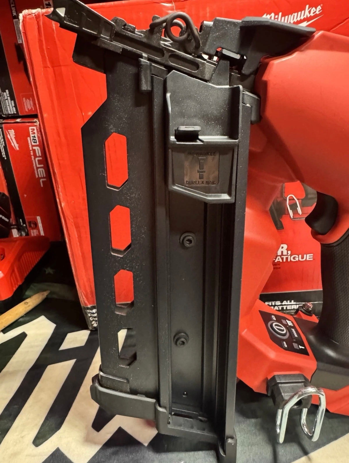 Milwaukee M18 FUEL™ 2844-20 7 GA Duplex Nailer – 21° Akkumulátoros Duplex Szegbelövő