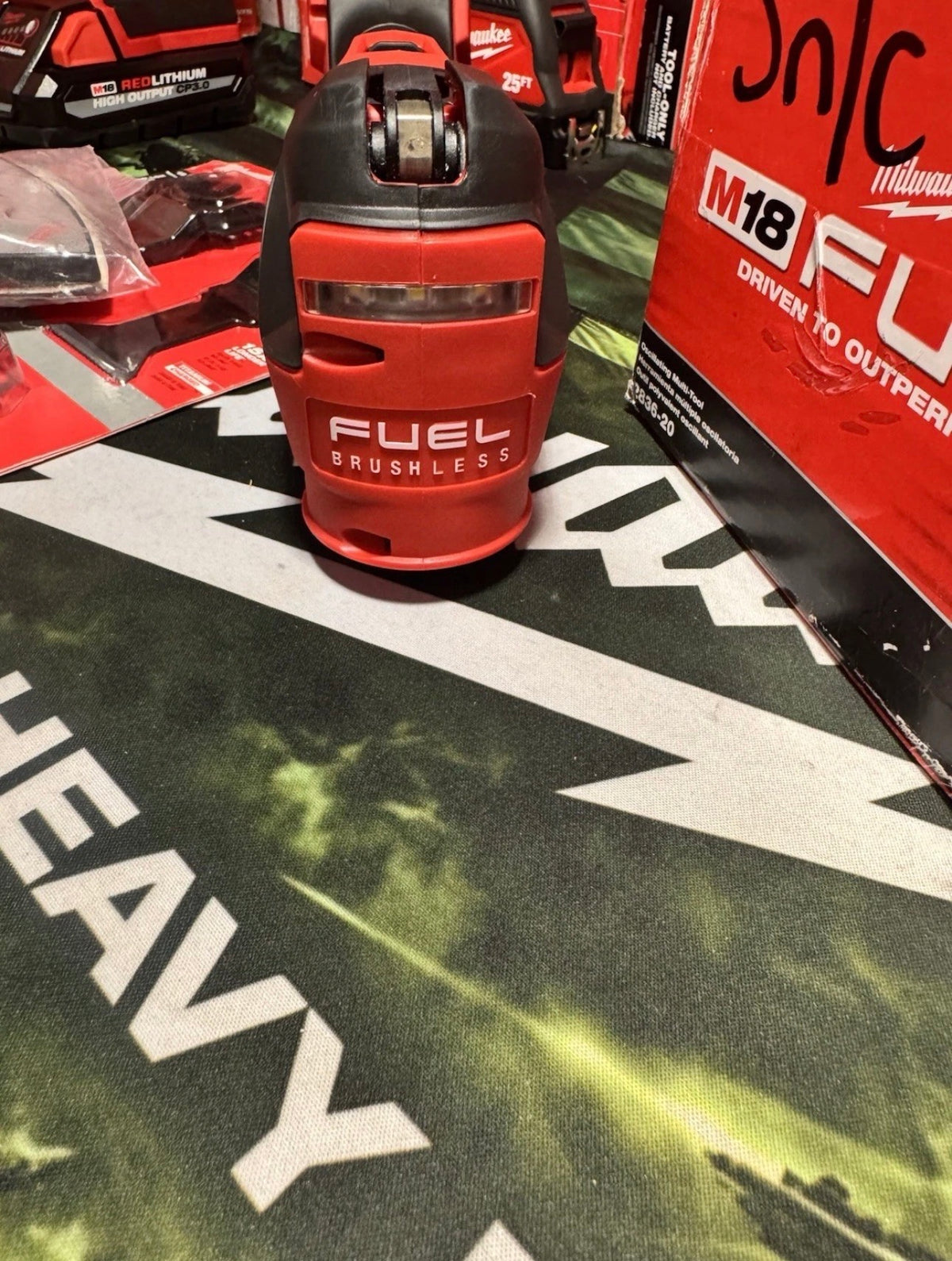 Milwaukee M18 FUEL™ Oscillating Multi-Tool + 8 részes Multi-Tool Blade Kit