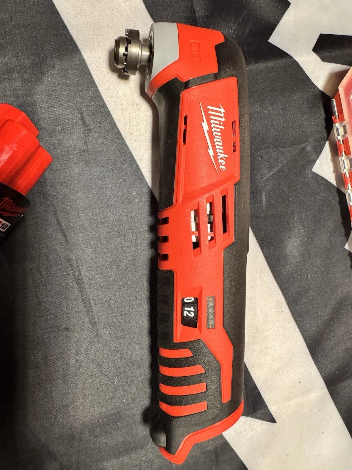 Milwaukee M12™ Oscillating Multi-Tool + 20 részes Pengekészlet