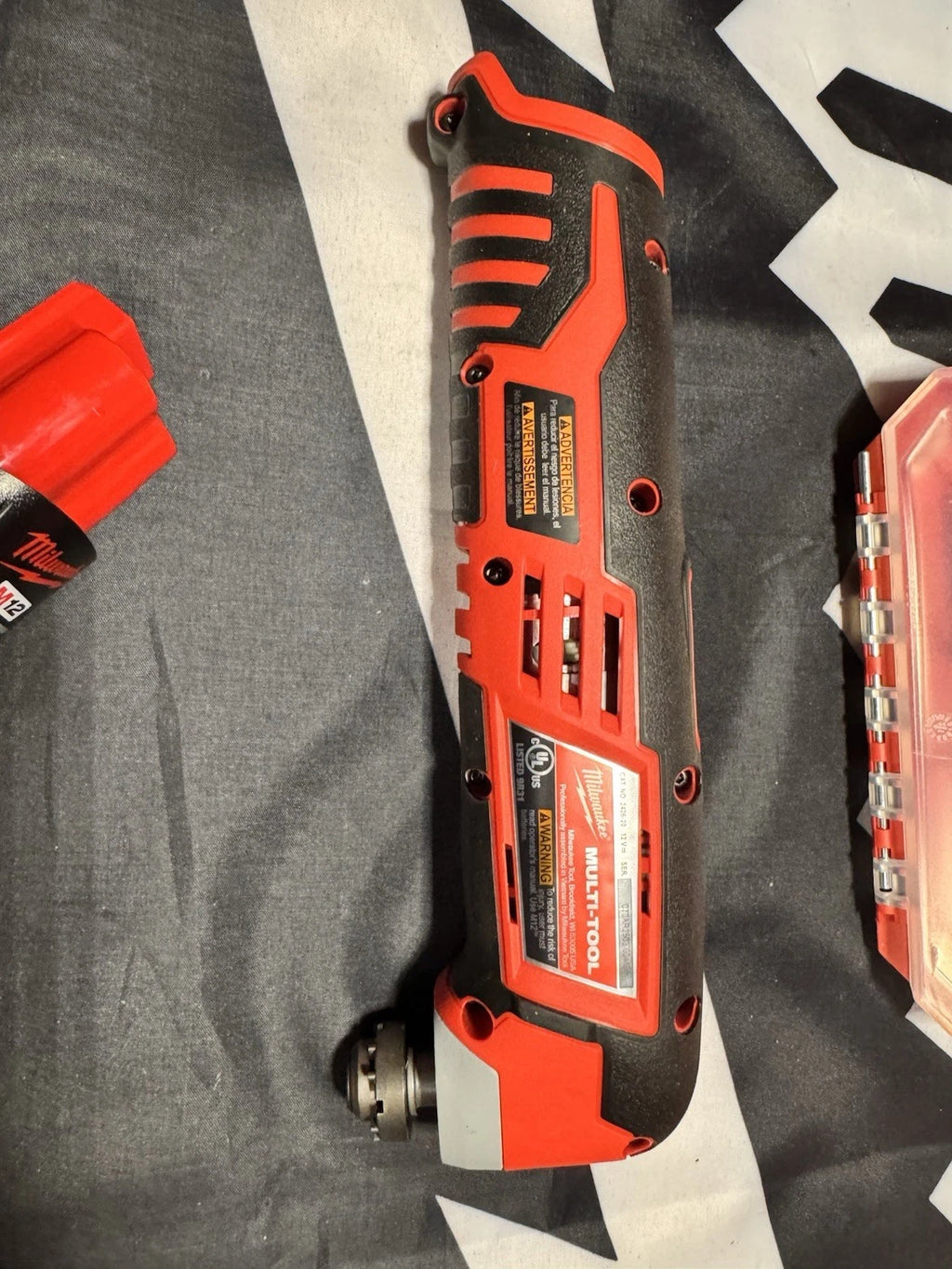 Milwaukee M12™ Oscillating Multi-Tool + 20 részes Pengekészlet