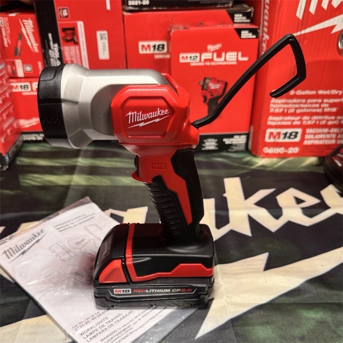 Milwaukee M18™ 2735-20 LED Munkalámpa + REDLITHIUM™ CP2.0 Akkumulátor